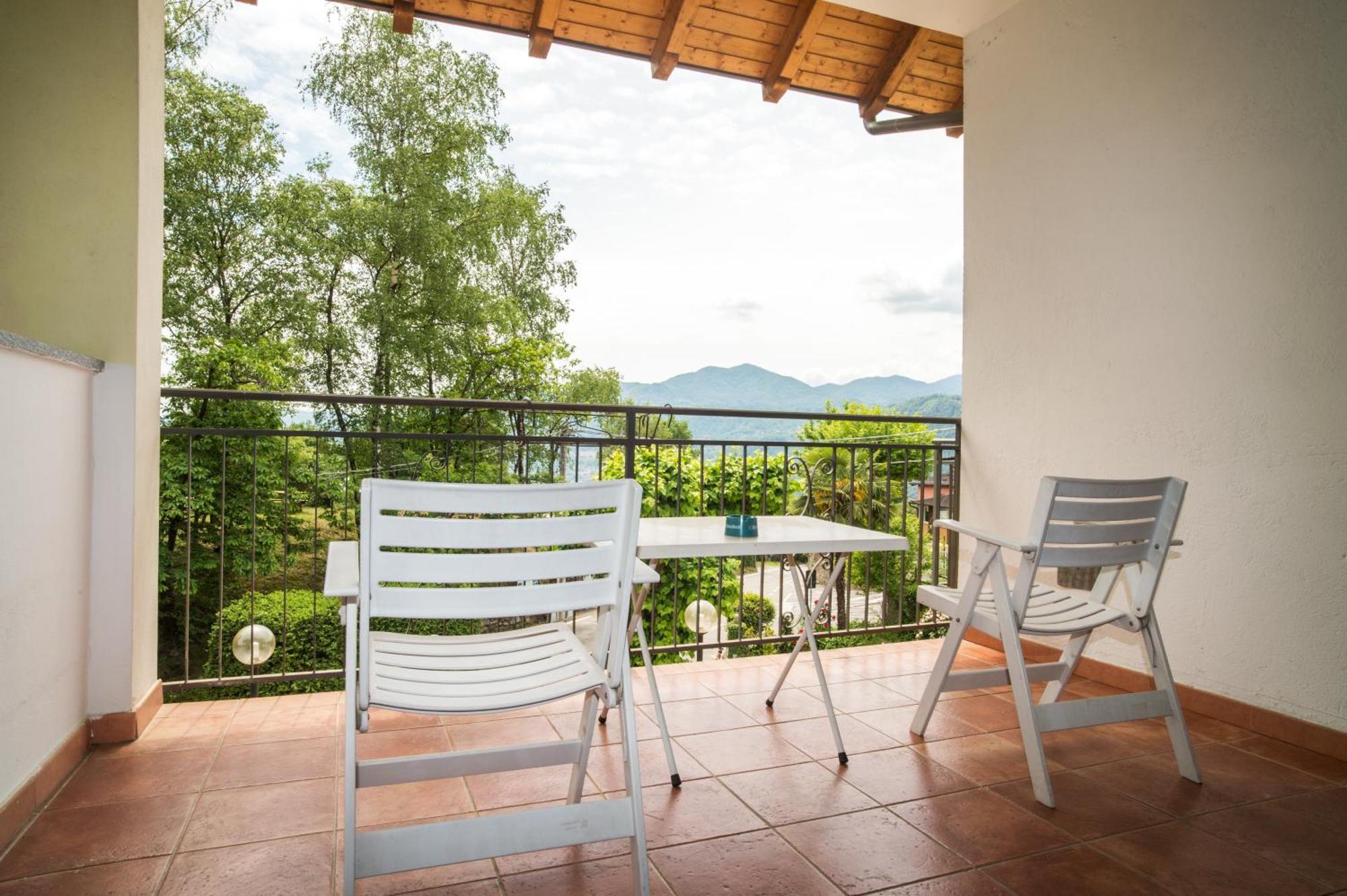 Madonna Della Neve Hotel Pettenasco Bagian luar foto