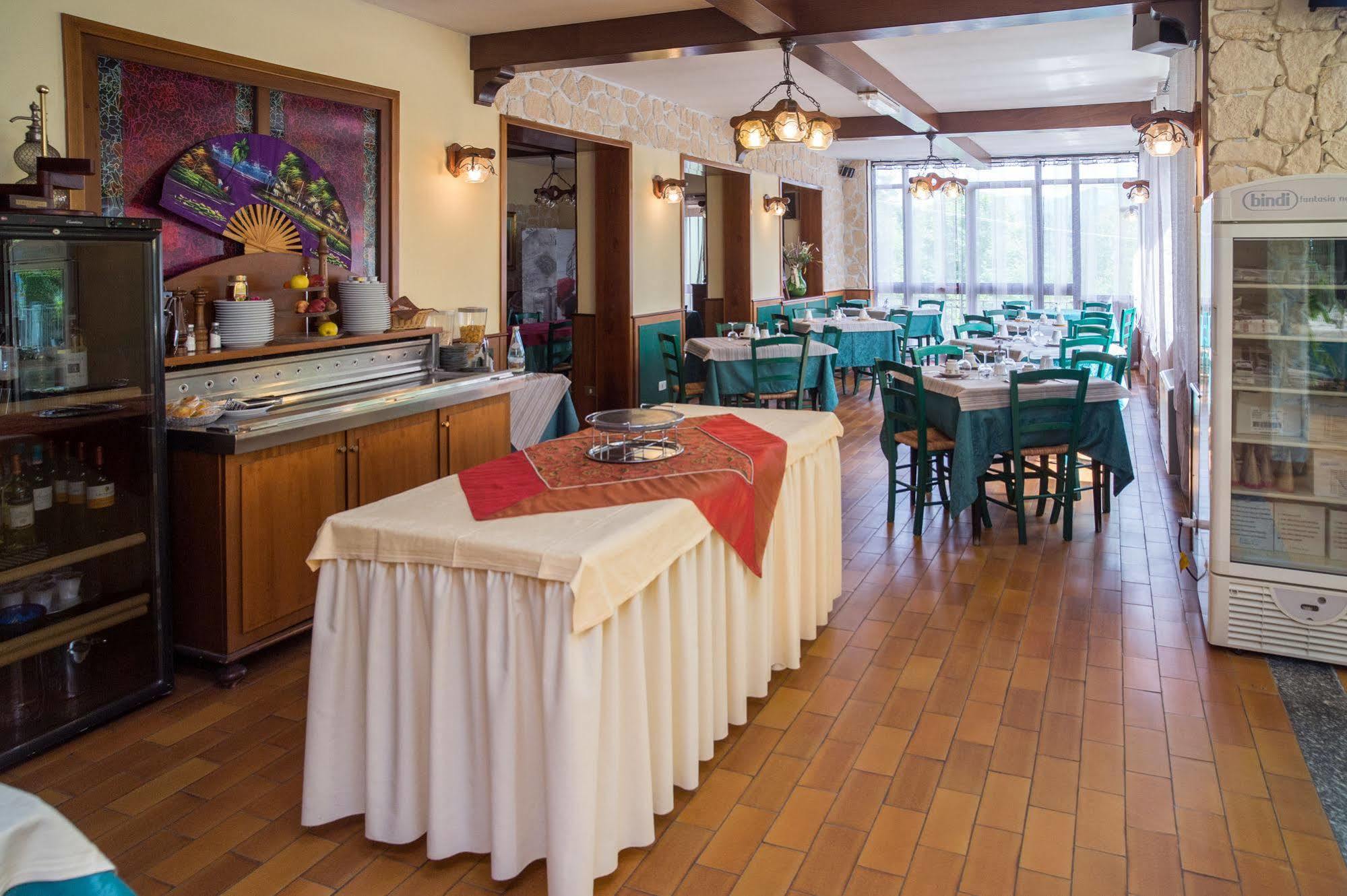 Madonna Della Neve Hotel Pettenasco Bagian luar foto
