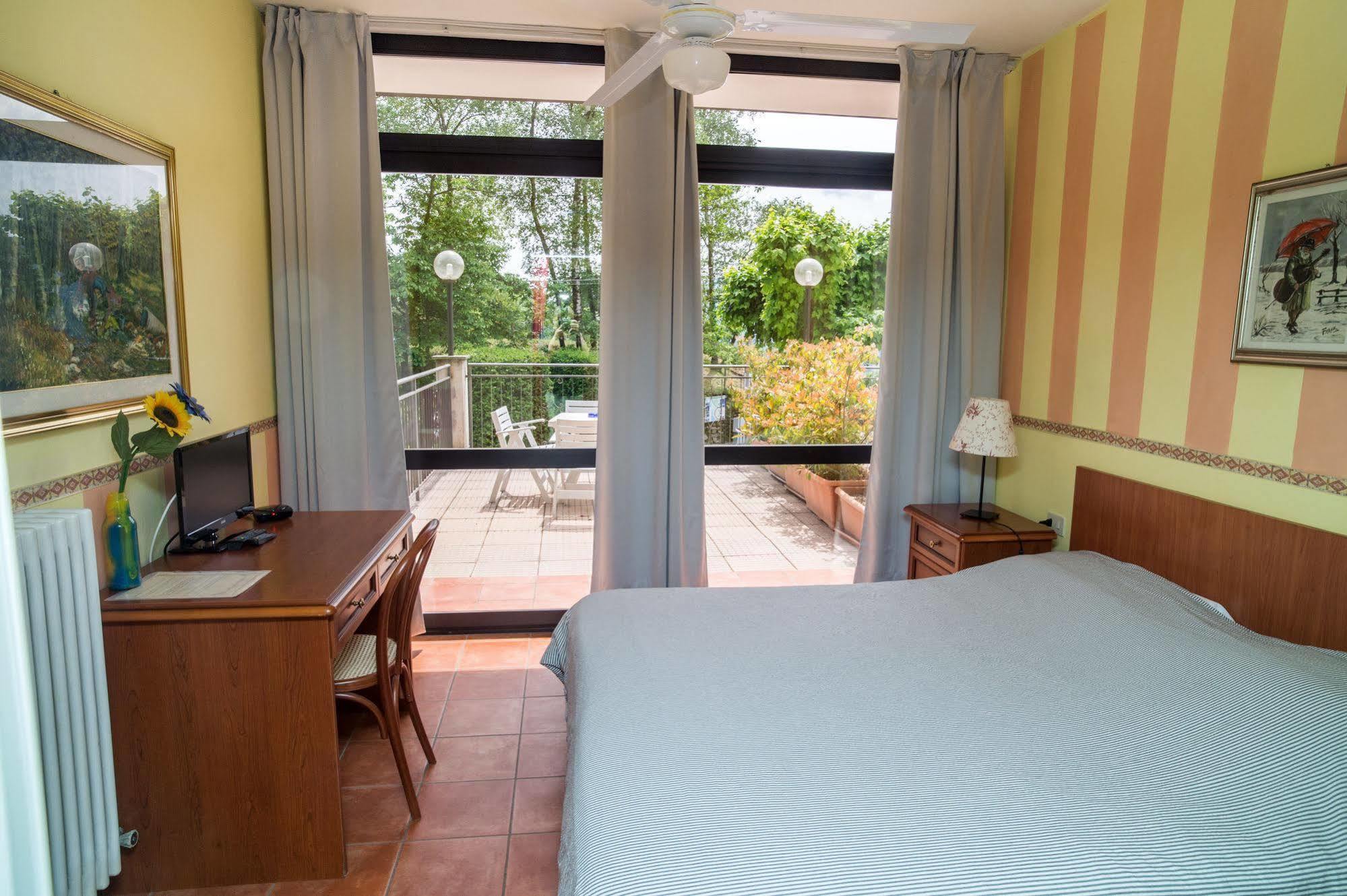 Madonna Della Neve Hotel Pettenasco Bagian luar foto