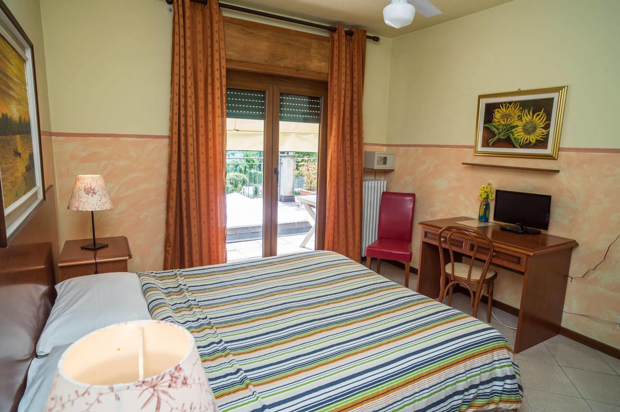Madonna Della Neve Hotel Pettenasco Bagian luar foto
