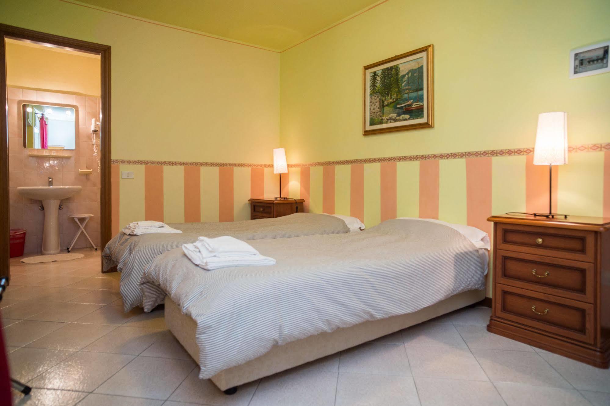 Madonna Della Neve Hotel Pettenasco Bagian luar foto