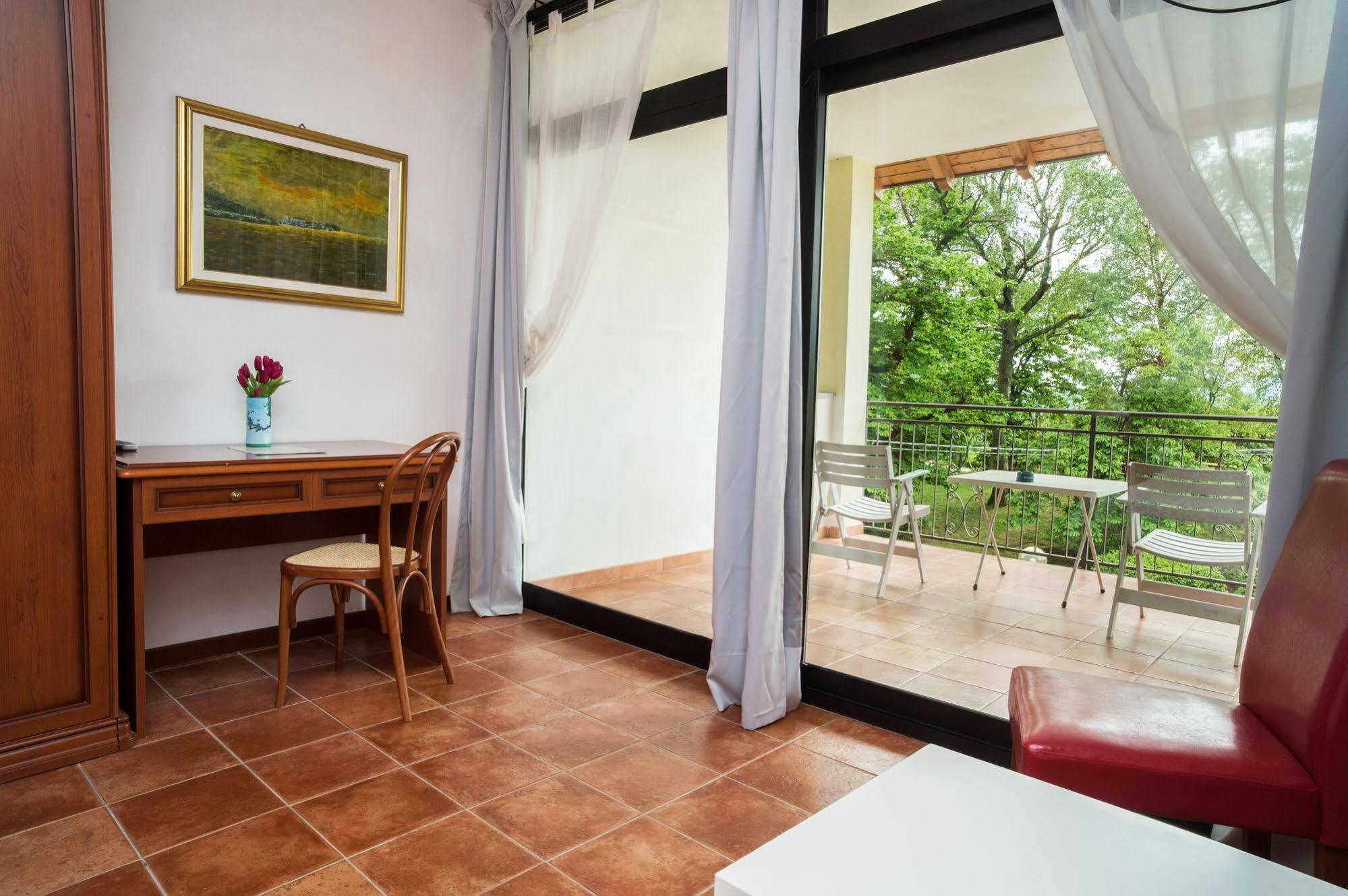 Madonna Della Neve Hotel Pettenasco Bagian luar foto