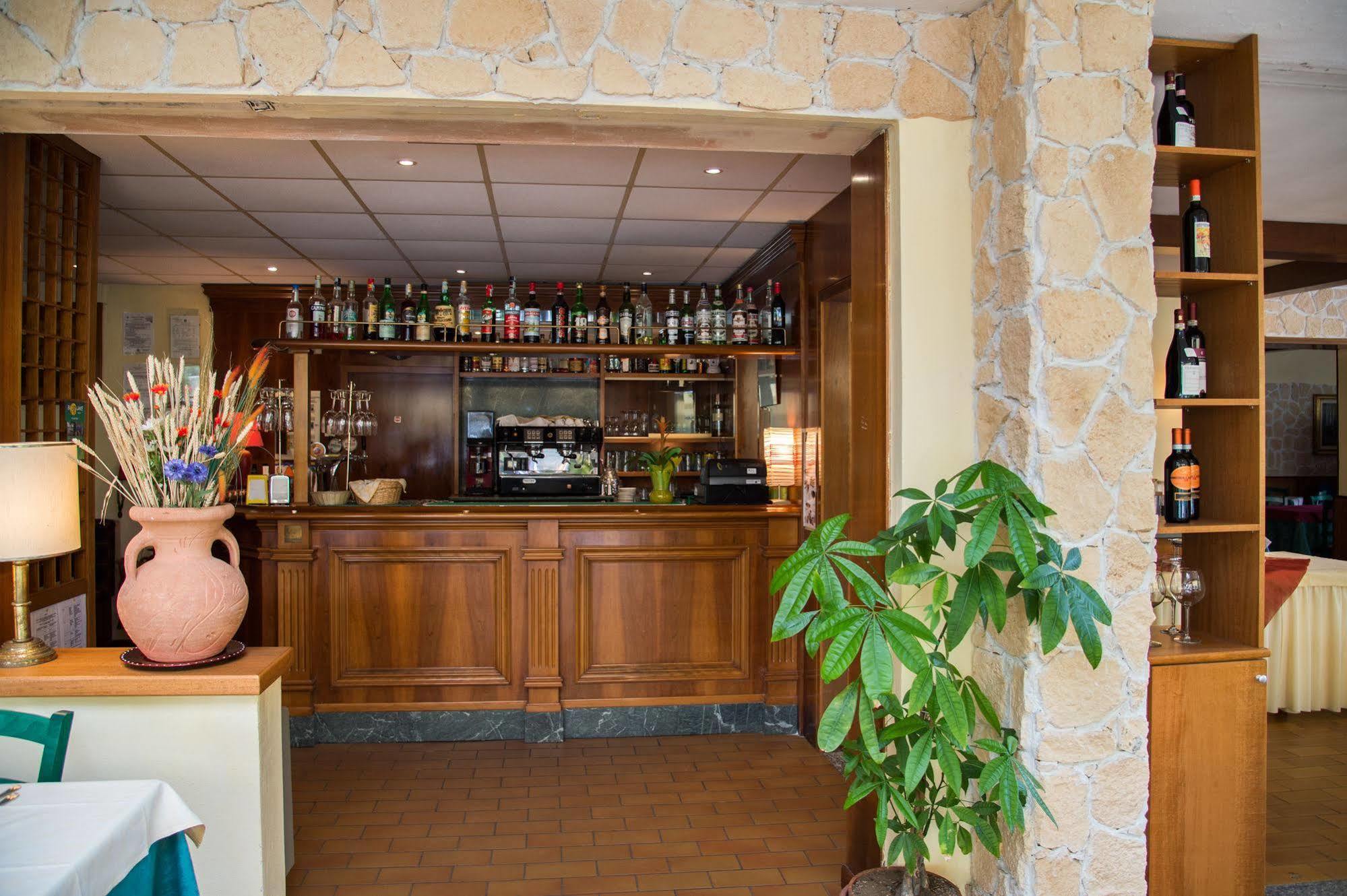 Madonna Della Neve Hotel Pettenasco Bagian luar foto