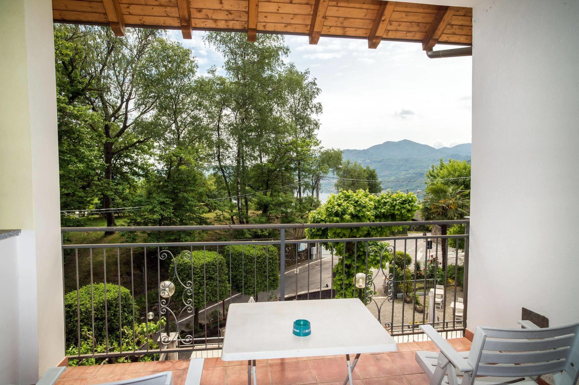 Madonna Della Neve Hotel Pettenasco Bagian luar foto